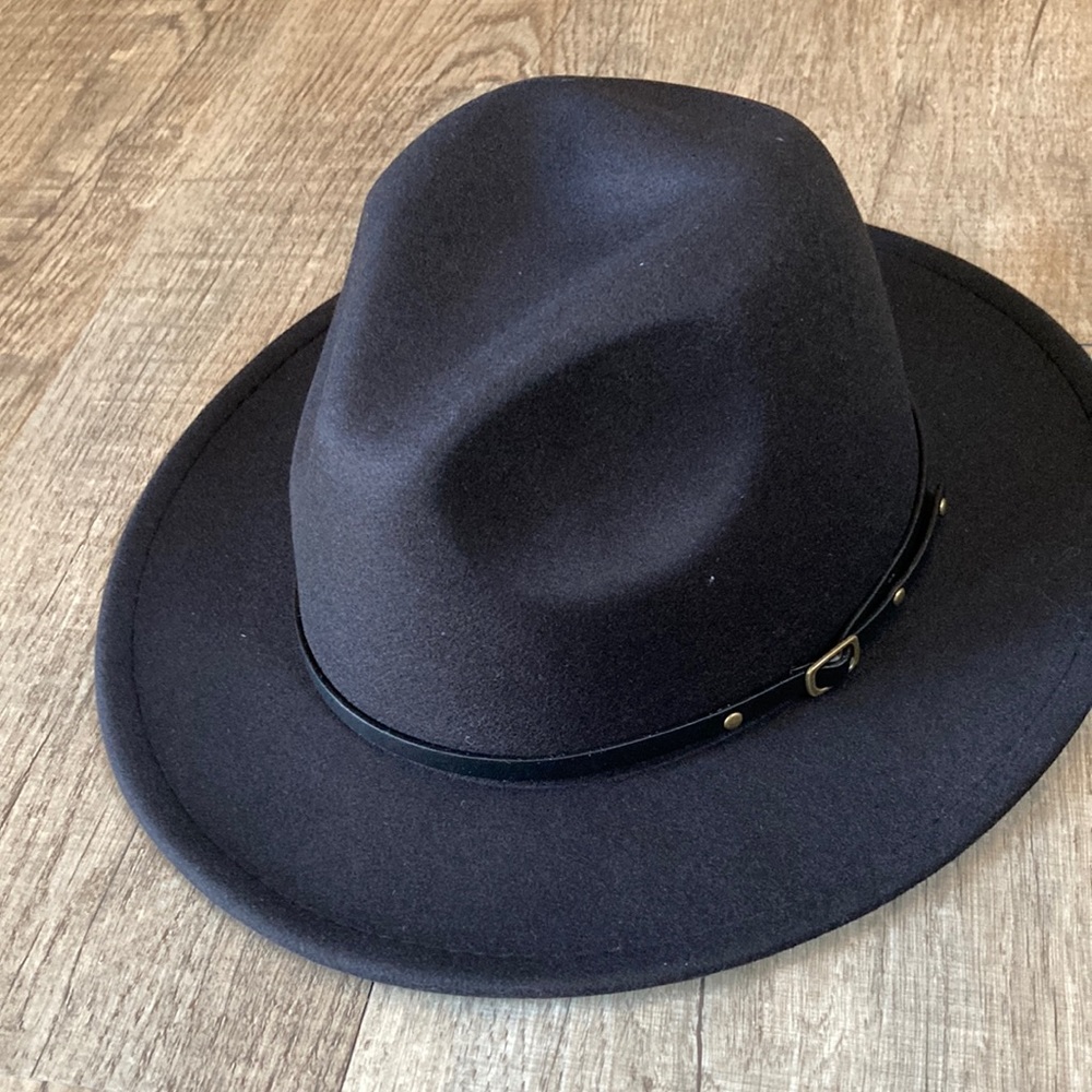 Women’s black hat